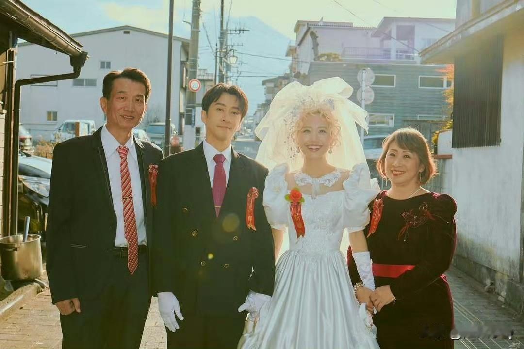 陈汉典和Lulu的婚纱照是在日本拍的，色调服饰啥的就很早期日剧的感觉。