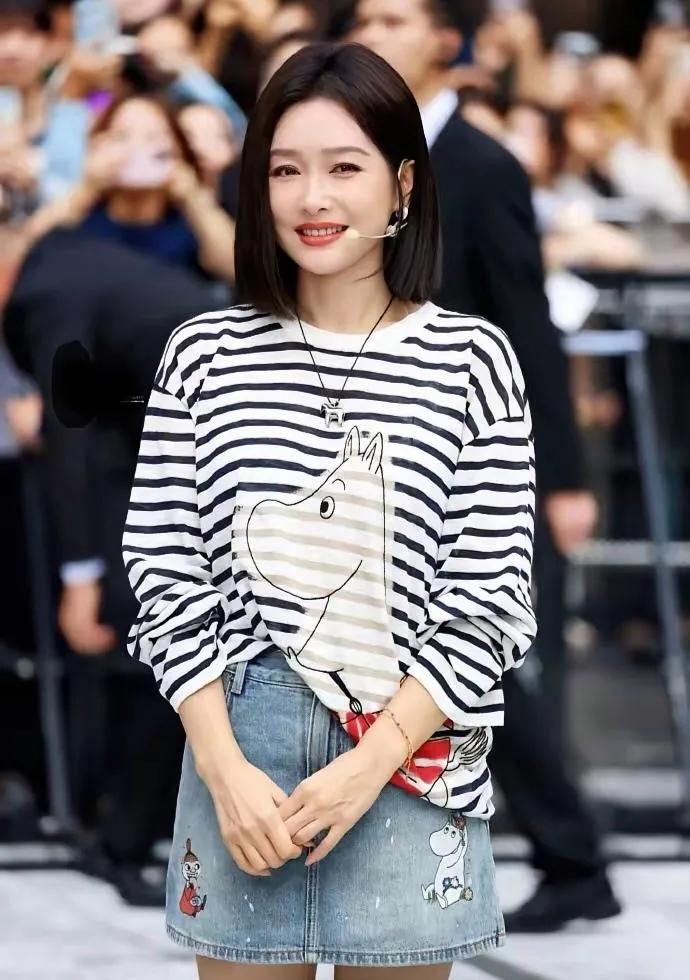 秦岚短发造型太绝了✨秦岚这组造型真的杀疯了！利落短发+条纹海魂衫+牛仔半