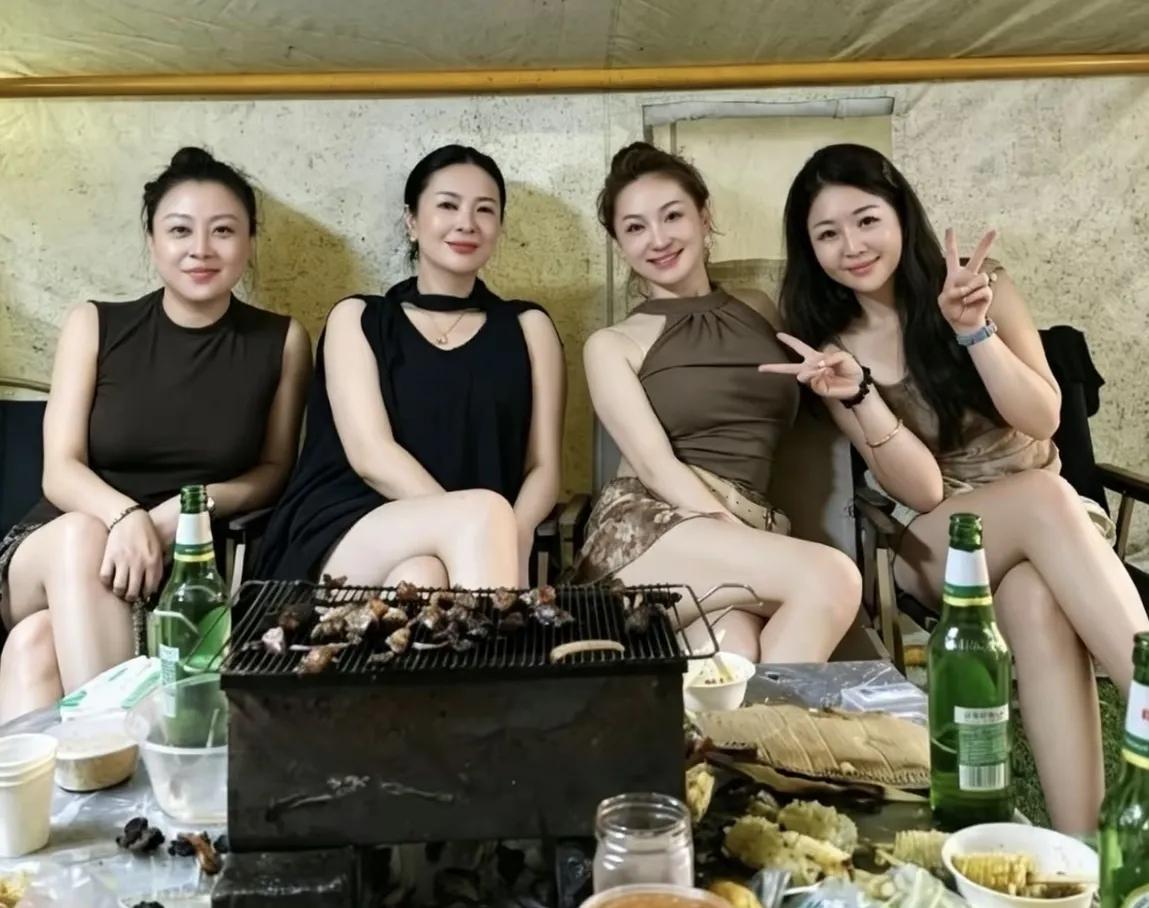四位美女颜值惊艳动人，她们既有身材又有颜值。不过，她们之中只有三位拥有幸福美满的