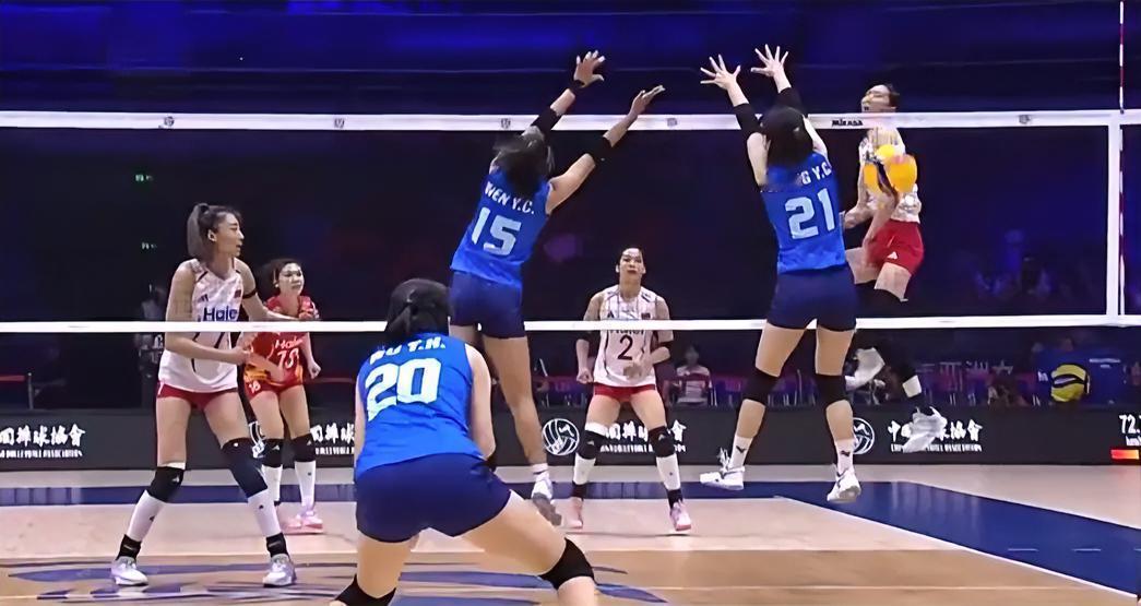 随着中国女排在最后一场小组赛中以3：0战胜中国台北女排，从而以三站三胜不失一局、