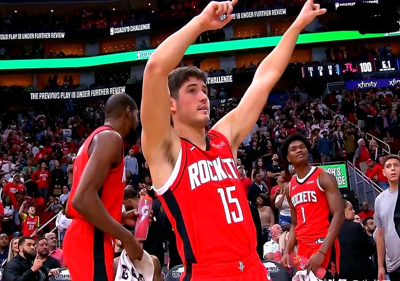 “乖乖仔”怒下“黑脚”！平时温吞如水的火箭新秀谢泼德，这次真