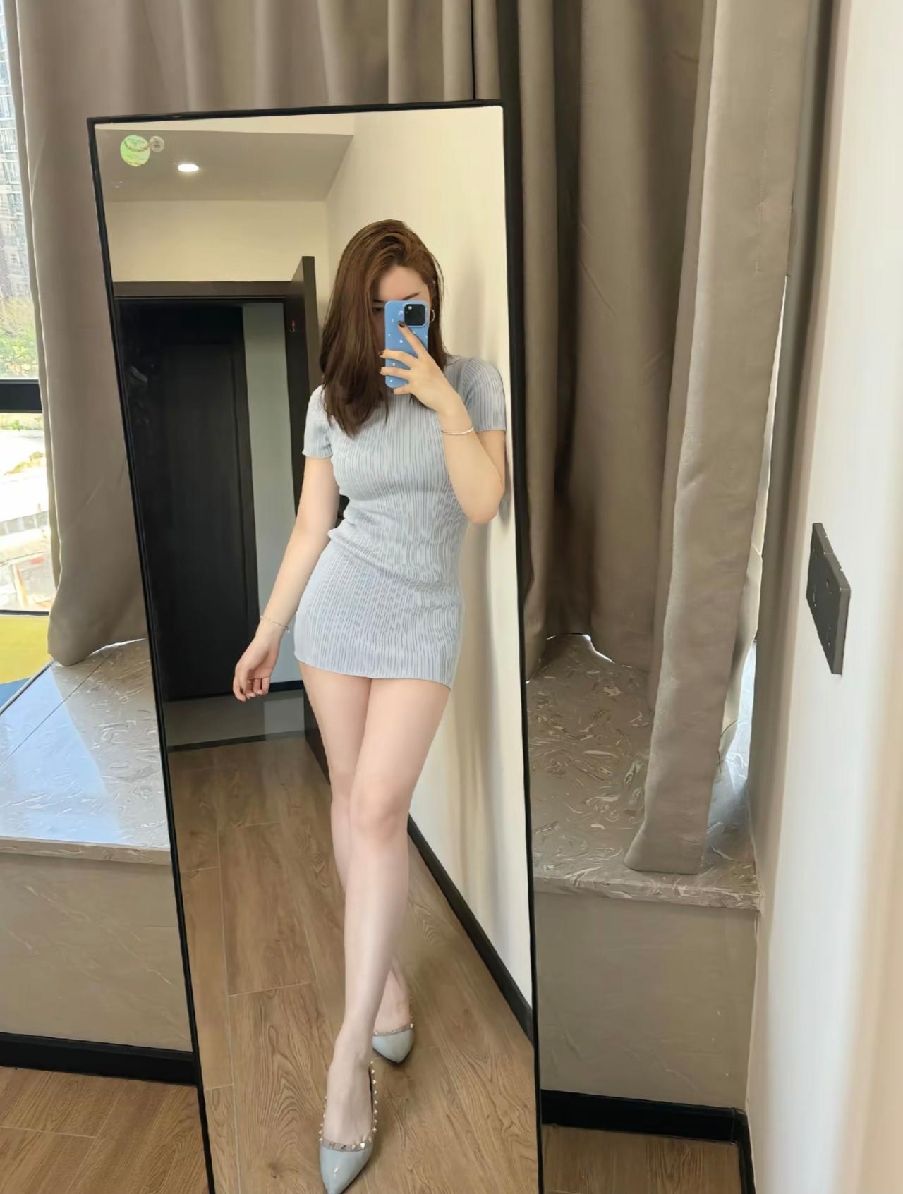 清新条纹短裙和优雅不磨脚的鞋搭配，简直是时尚利器