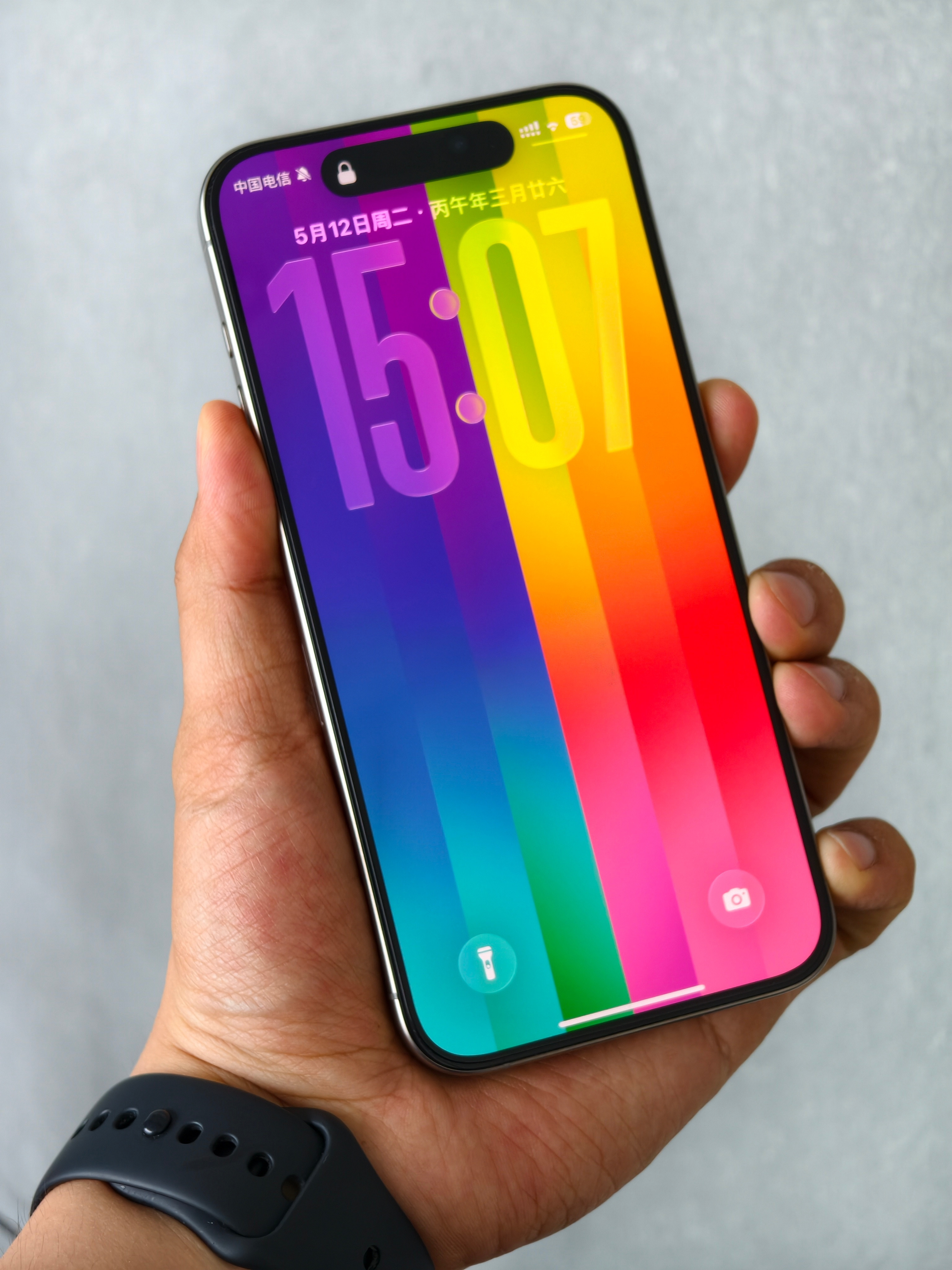iOS26.5正式版发布新增了“彩虹流光”壁纸，体验了一下，从可玩性来讲，真的