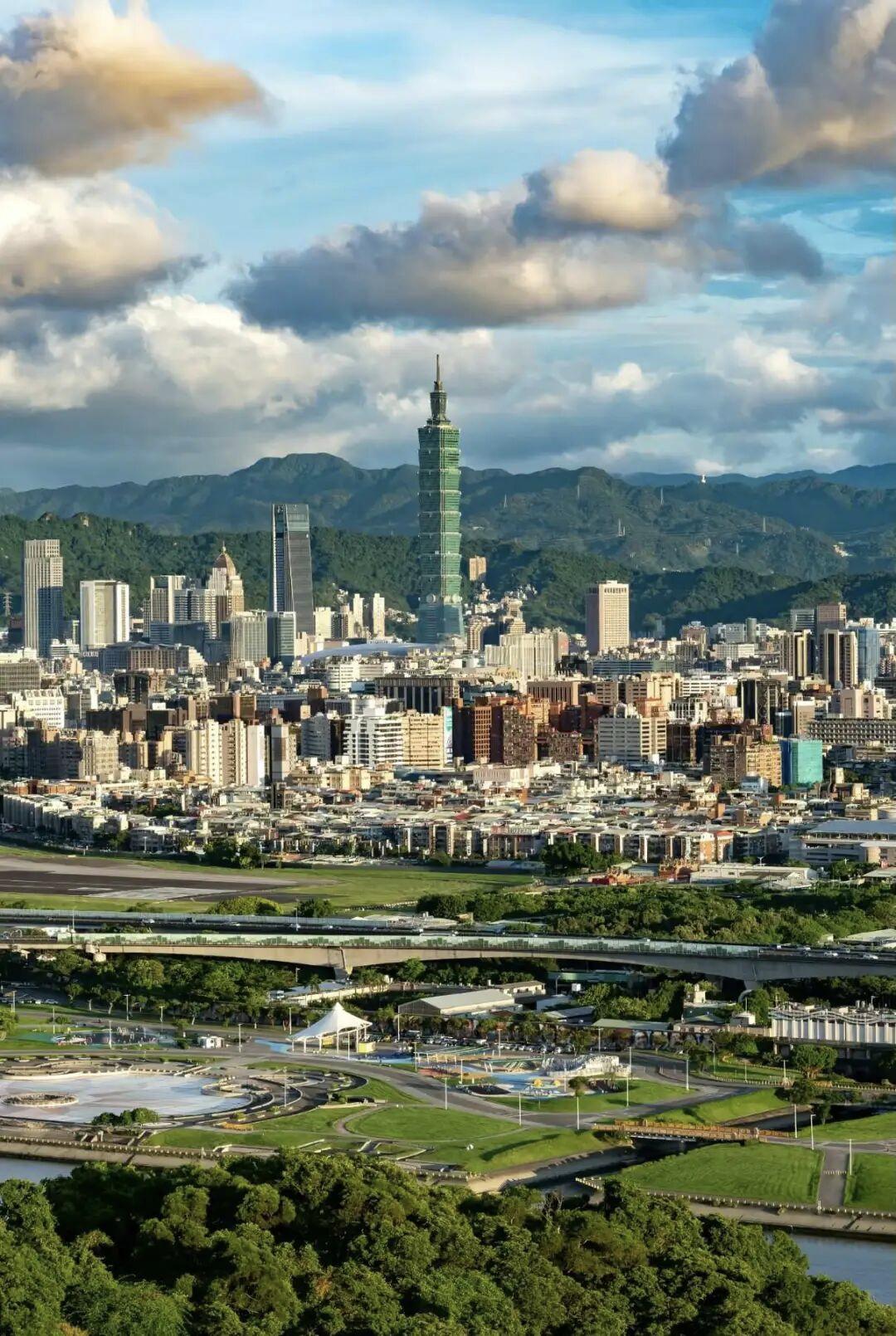 本来想睡觉了，天天都刷到视频收复台湾画面，忽然想起祖国还未统一，台湾还没收