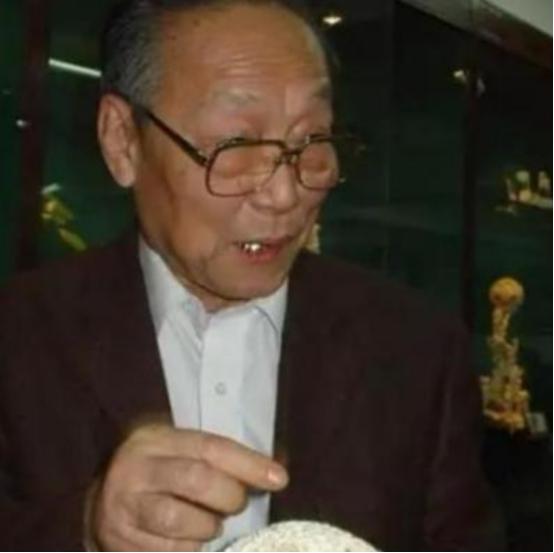 1915年，在巴拿马万国博览会上，日本制造的鬼工球比中国的鬼工球多出一层，眼看，