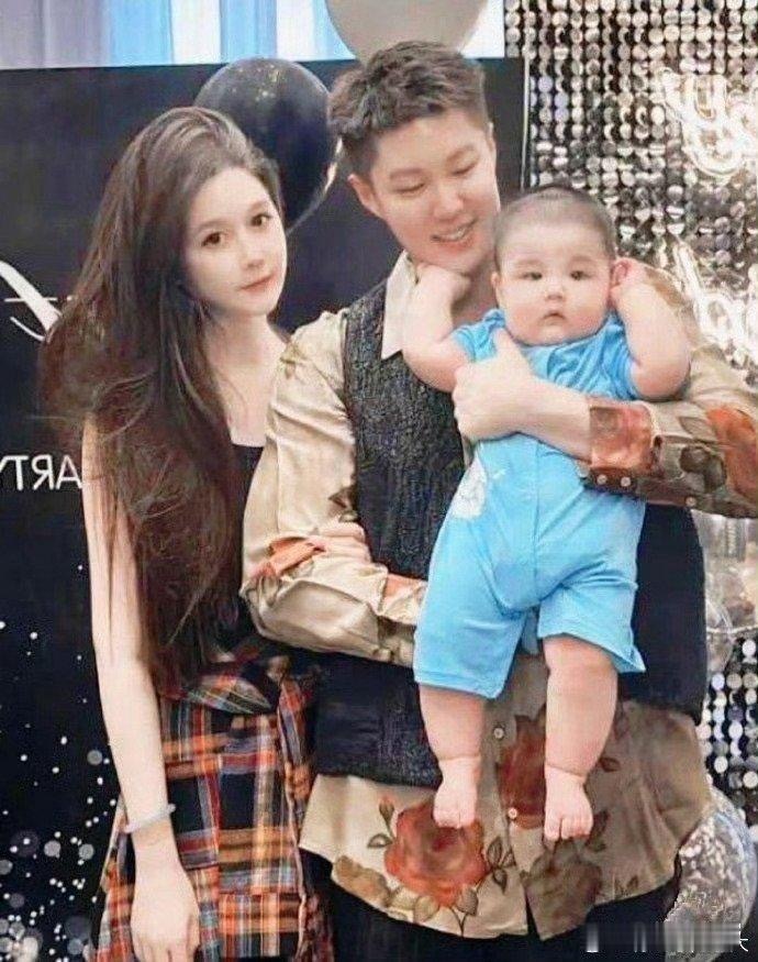 赵本山的女婿，球球的老公，长了个女人面相，孩子挺可爱​​​