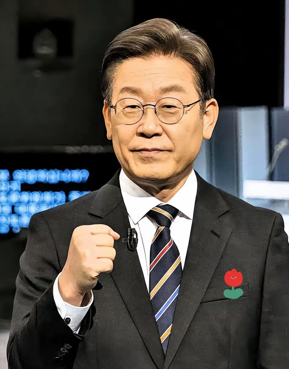 李在明这一跪，把我看乐了，也看沉默了。​人家没穿明黄，也没绣龙纹，老老实实摆正