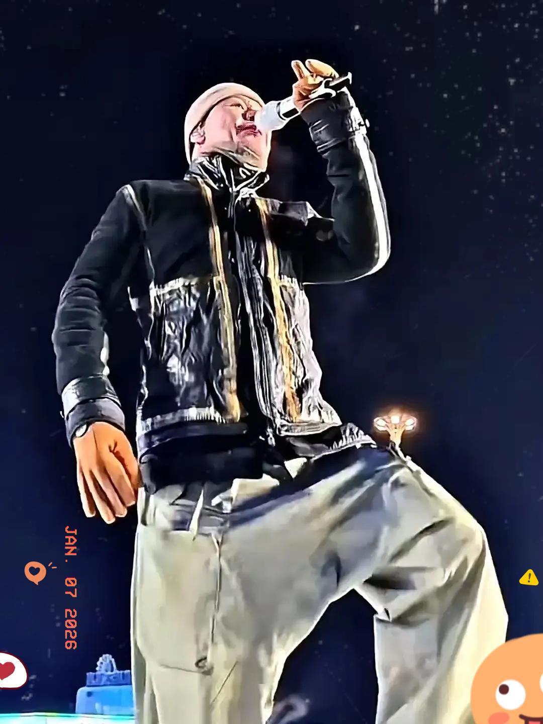 大半夜的，哈尔滨文旅局还得爬起来澄清：那谁，真不是我们请的，他自己来玩的。我当