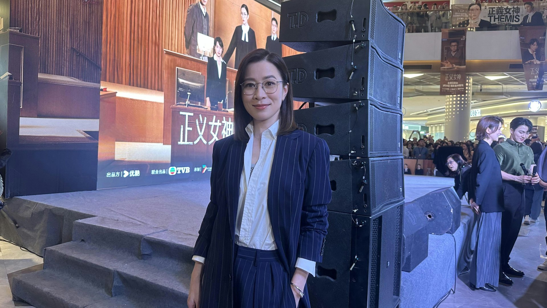 佘诗曼表示，许绍雄在片场总是以“老爸”的姿态照顾她，两人对戏时频频碰撞出火花