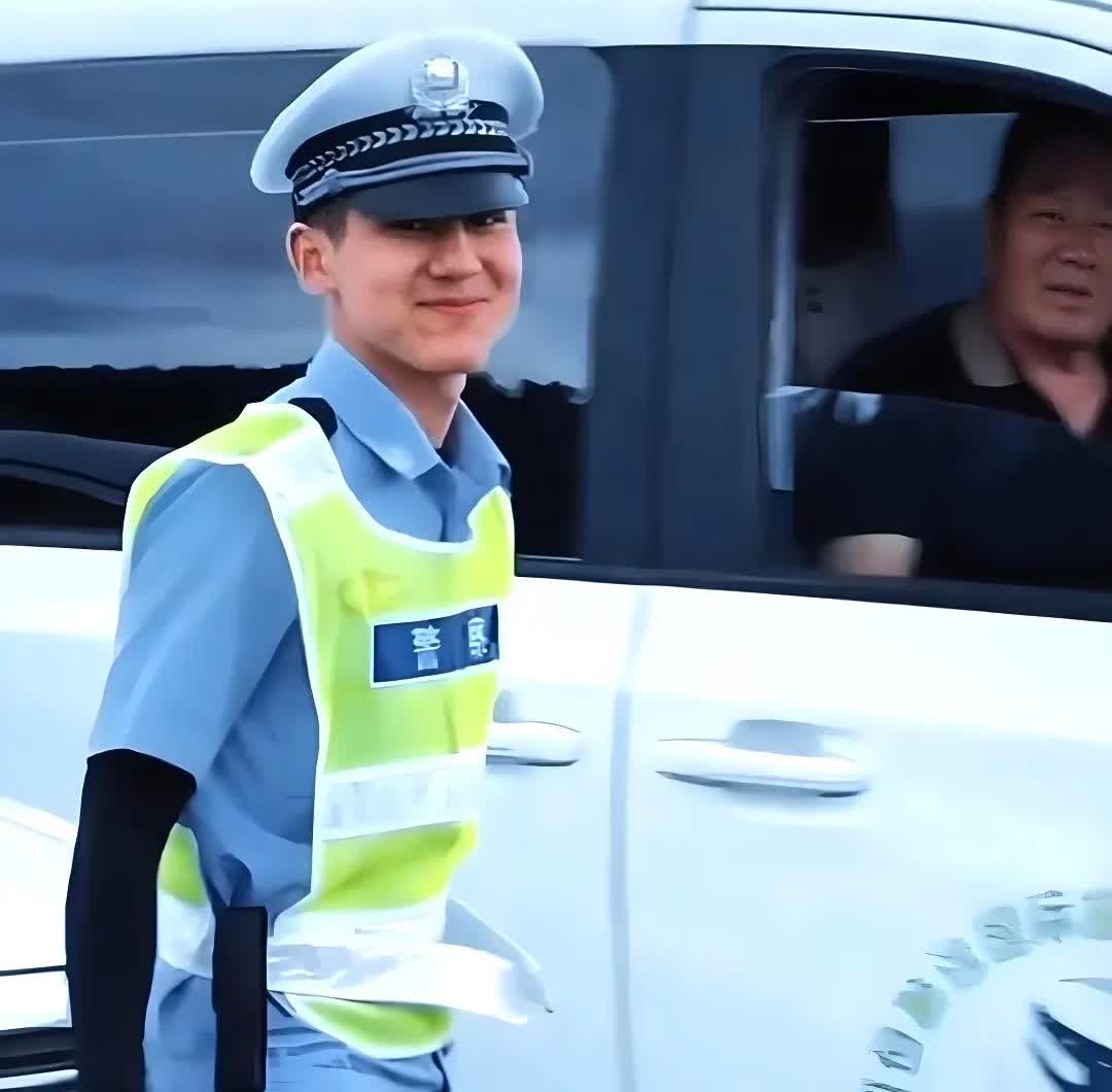 7月16日，新疆一名女子驾车载着闺蜜行驶到赛里木湖时，看到一个很帅的交警小哥哥，
