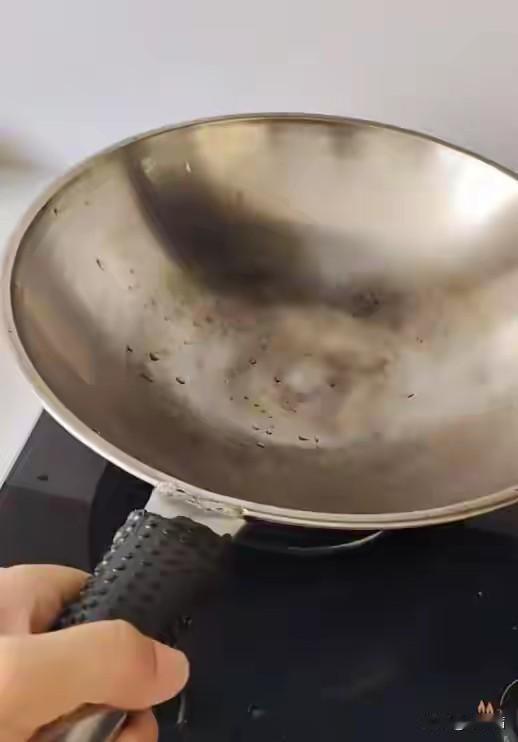 一口铁锅用了二三十年不生锈不粘锅。女子在网上寻厂家,表示想“再买一个”,被厂家告