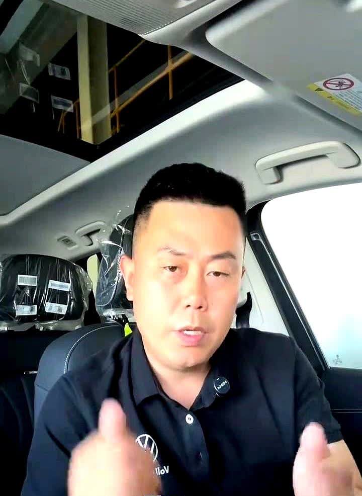 央视把十几辆喊着“自动驾驶”的车丢进靶场，镜头一拉近，有的车跑着跑着就漂到边线，