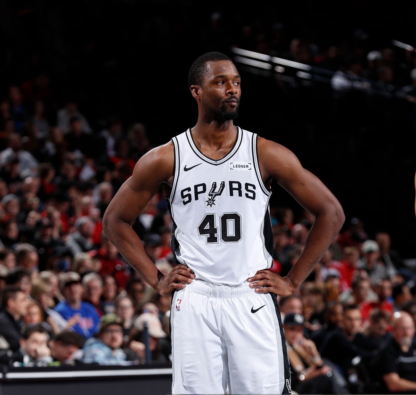 巴恩斯在赛后接受丹尼·格林采访时，谈到了福克斯本赛季的领导能力：“他不得不改变以