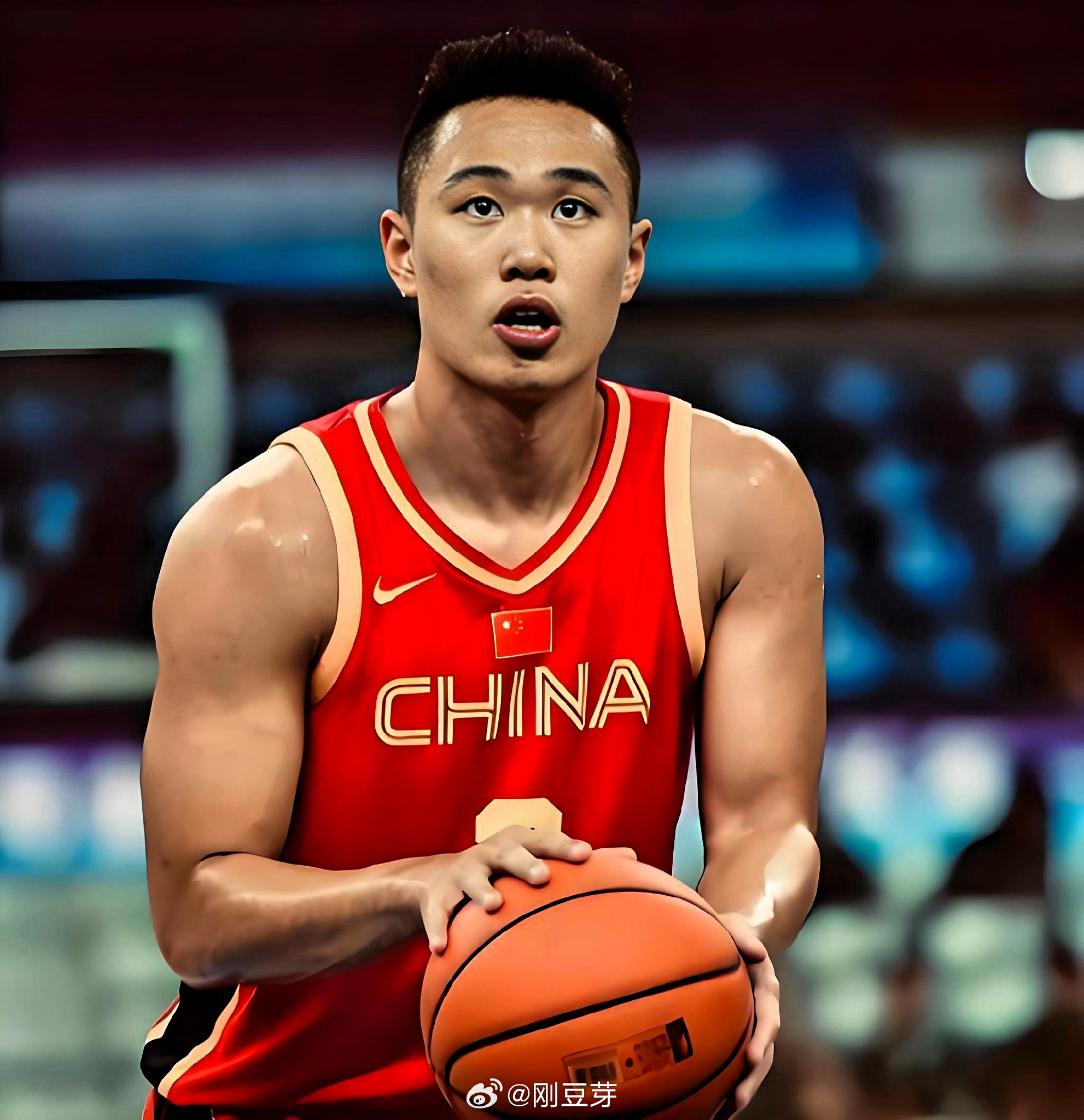 中国男篮贺希宁的可怕远不止投篮那么准！不知道大家发现没有，在场上贺希宁不管球进