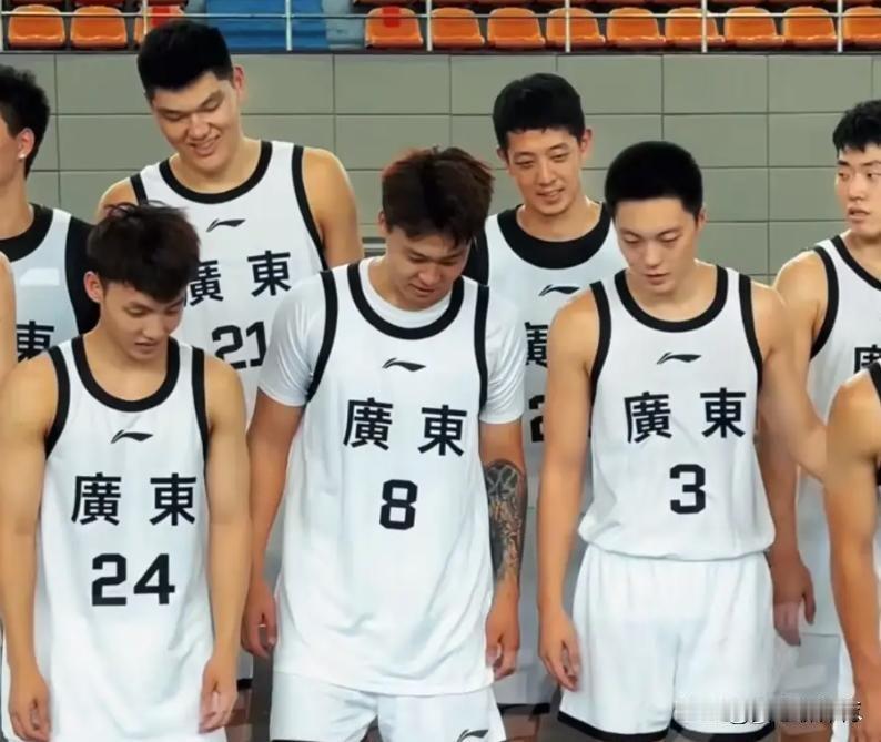 沈梓捷居然入选广东全运男篮16人大名单[笑着哭][笑着哭][笑着哭]主教练杜峰将球风