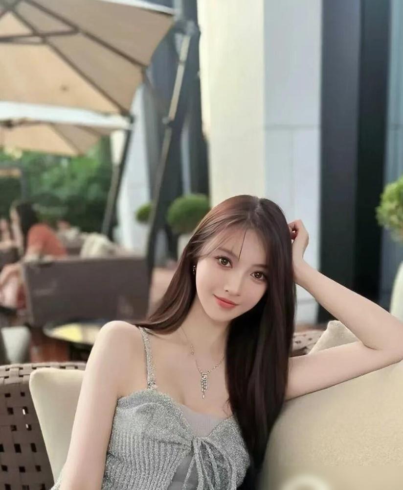 昨晚我问老公一句。黄家为什么还没接住叶珂的孩子？可仔细想想，“接住”到底是出