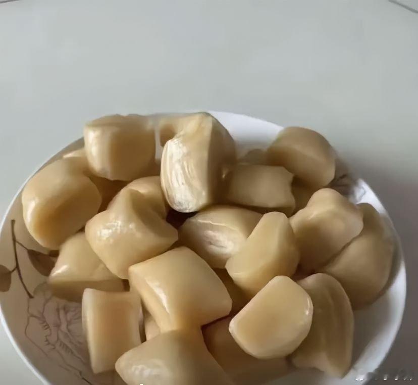 某网友:媳妇在家第一次蒸的馒头，我说不能吃，被媳妇揍了一顿，家人们来评评理，这能