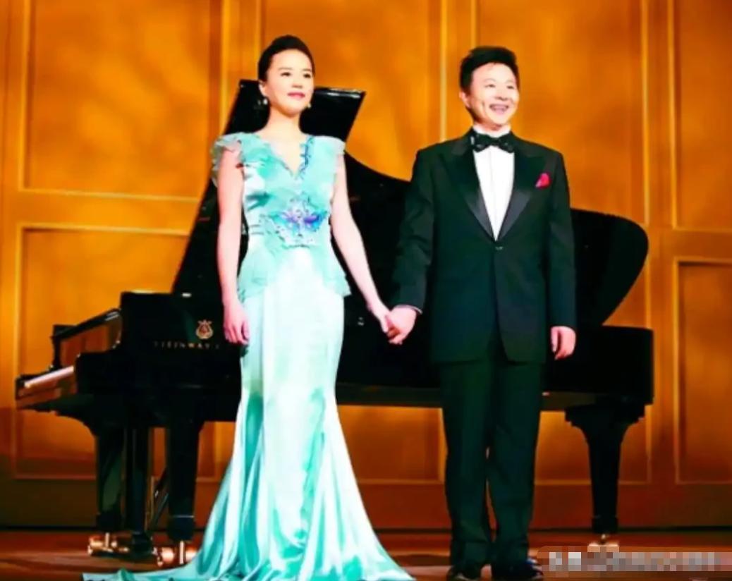 歌唱家王宏伟说：“当年，40岁的我在新疆演出时，有人给我介绍了个女孩子，比我小1