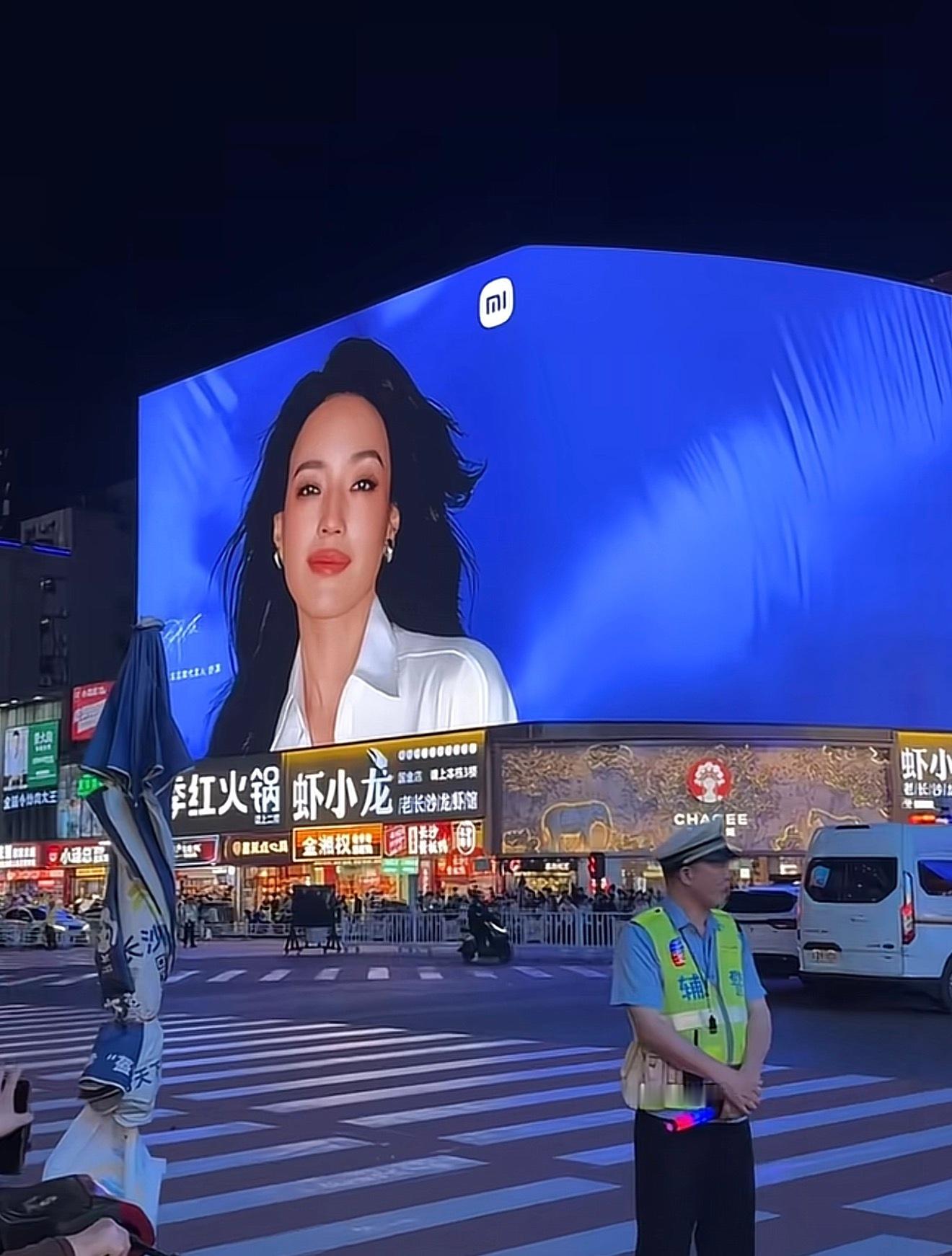 你说气人不，舒淇代言的小米SU7，小米汽车的广告，海报不放车只能用一个字形容：