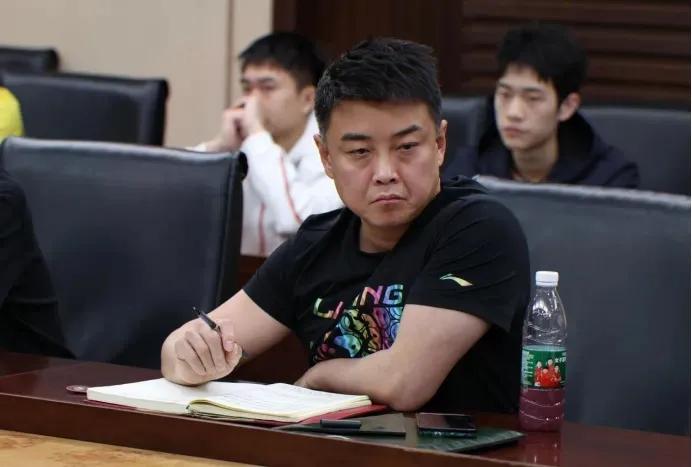 国乒开会，看他们发出来的照片，王皓看上去压力好大的。这次封训也得是要辛苦了