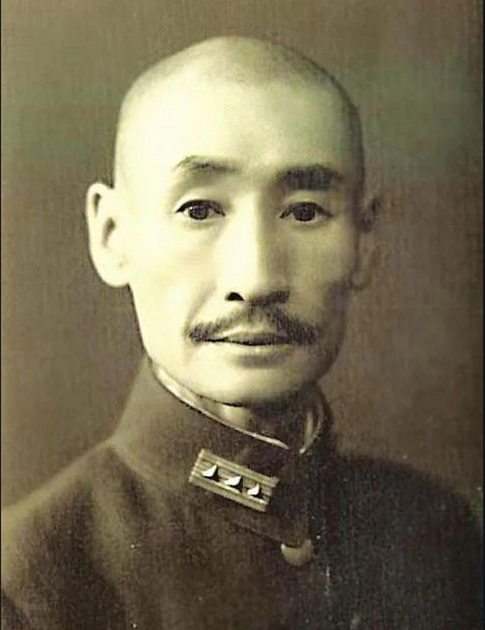 🌞1932年，马占山宣布向日本投降，顿时国内上下骂声一片，然而在受降仪式上