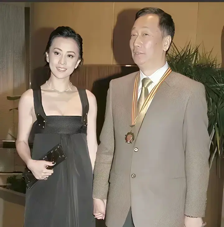 当时的刘嘉玲头都大了，这手放开还是不放开好