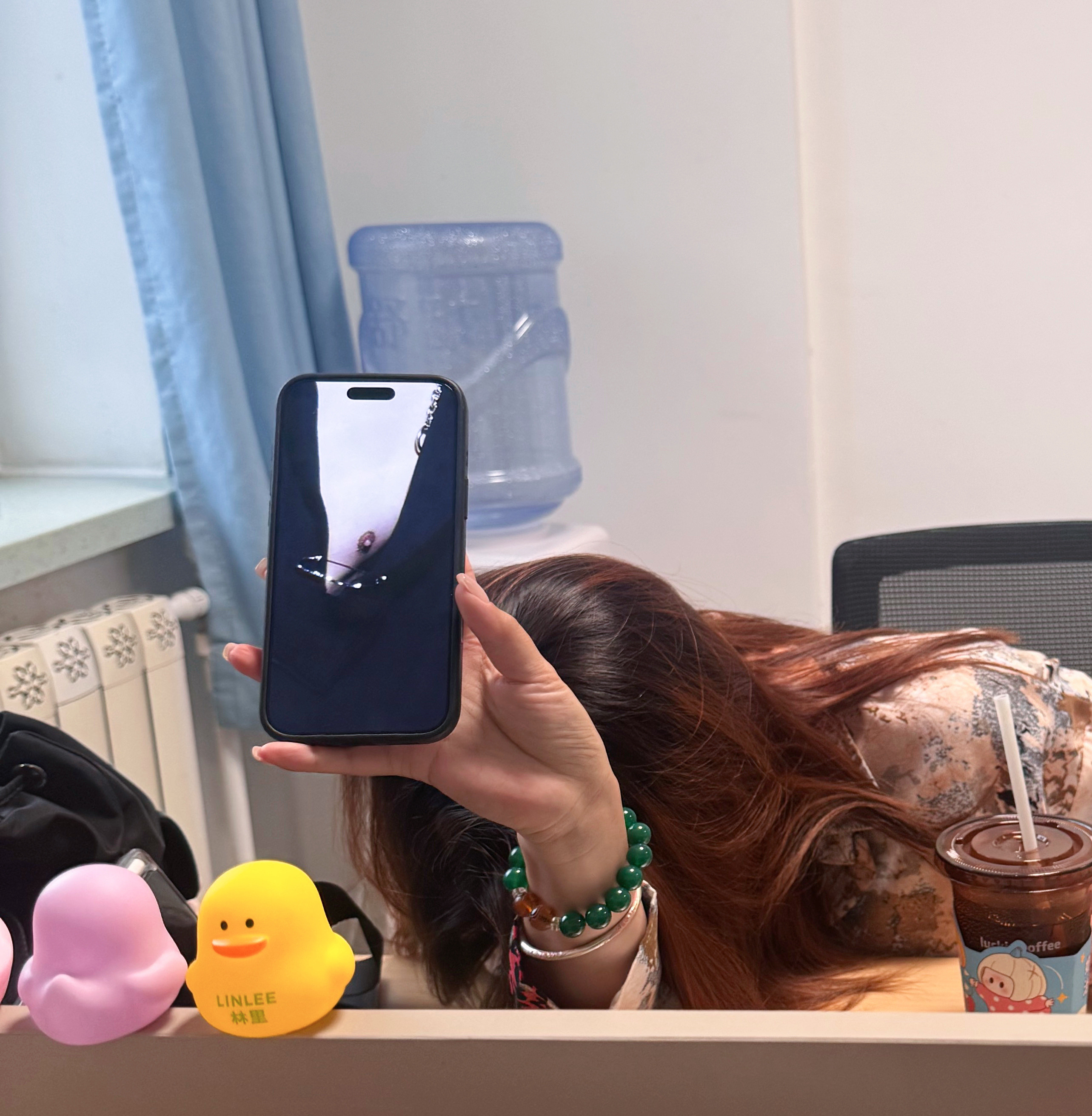 侯明昊当我反复端详喵咪咪还不忘向同事显摆时，我得到了一张照片[捂眼睛]花