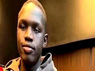 自己都坐冷板凳，还开玩笑说兄弟时间更少？2025届新秀，杨瀚森首轮16顺位被