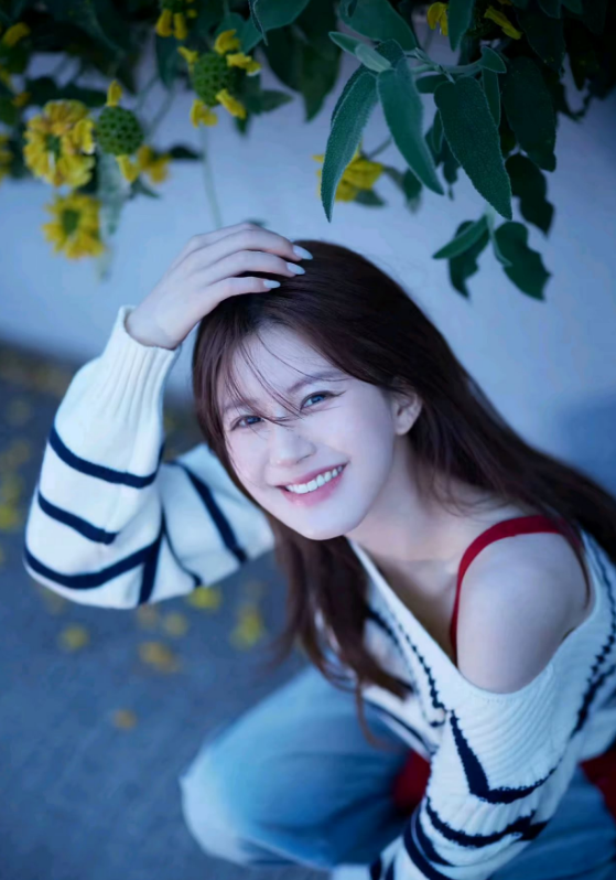 赵露思笑的好有感染力，太可爱了