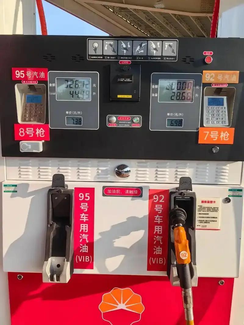 近日，中国科学院科学家成功用二氧化碳合成了汽油，这是世界上第一桶由二氧化碳变成的