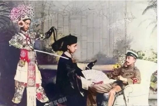 1900年，八国联军攻入紫禁城后，为了羞辱满清政府，一个法国军人特意摆拍了这张照