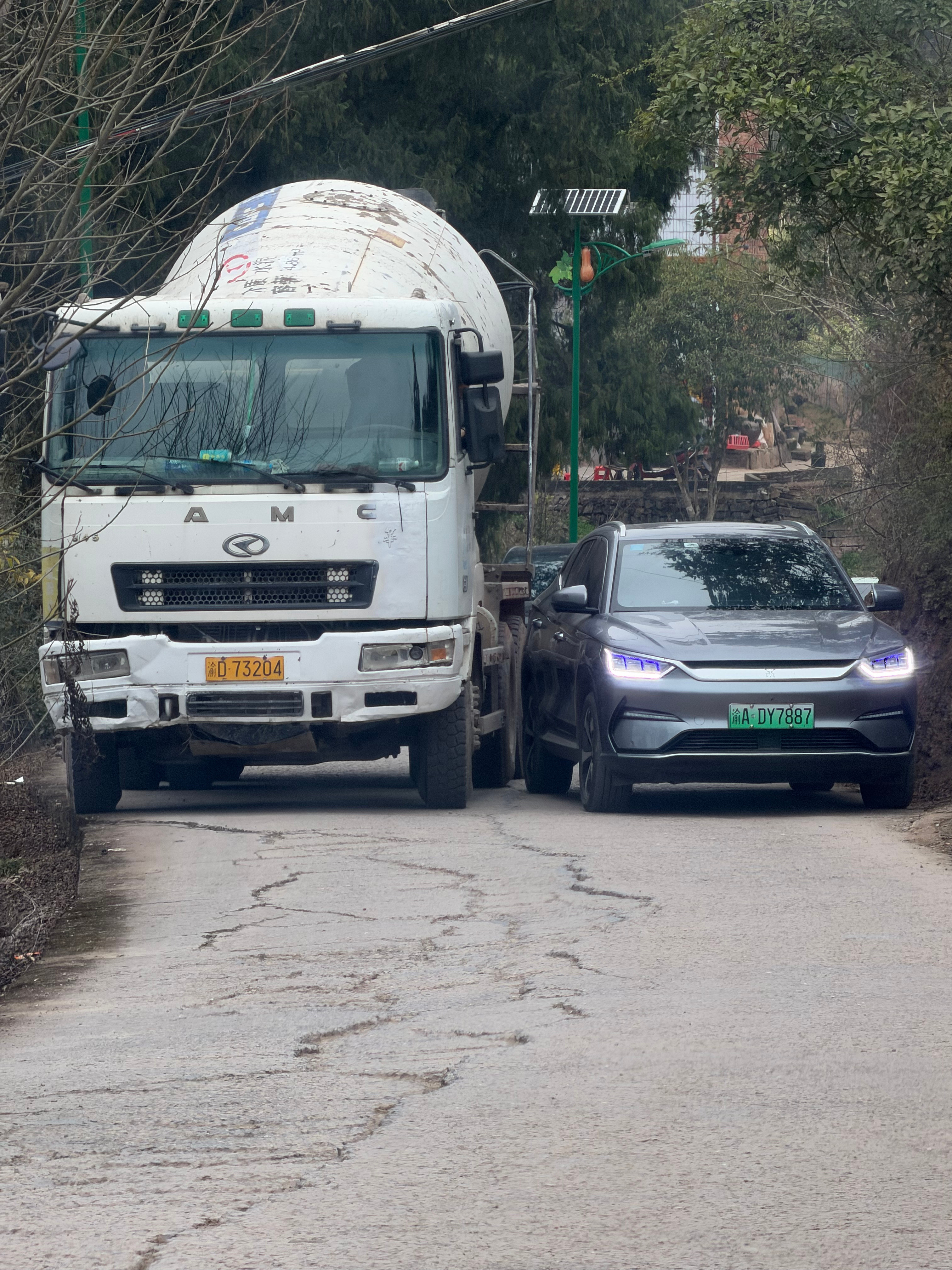 重庆的山路交错车懂不懂这个极限的含金量？