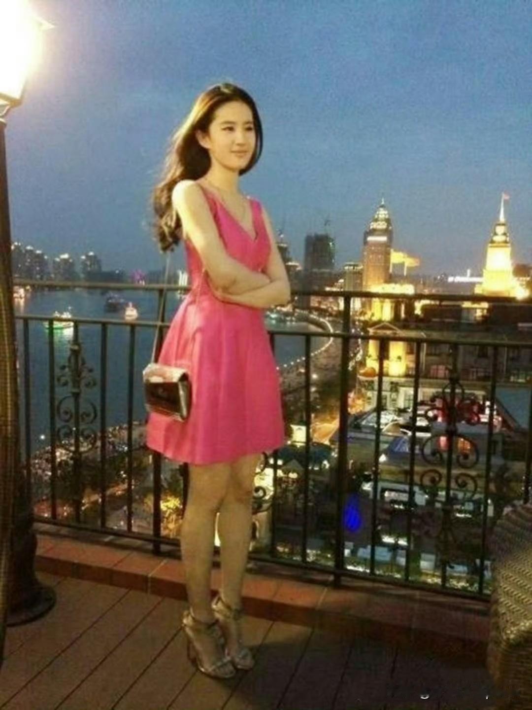 刘亦菲把死亡玫粉穿出了定制款的感觉,这种颜色普通人穿上分分钟黑三度,她居然能穿出