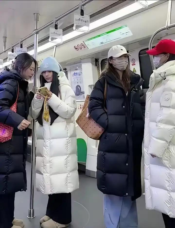 街上突然一片“羽绒拖地”去年还满眼的冲锋衣，今年全换成过膝羽绒服。我上周去商场