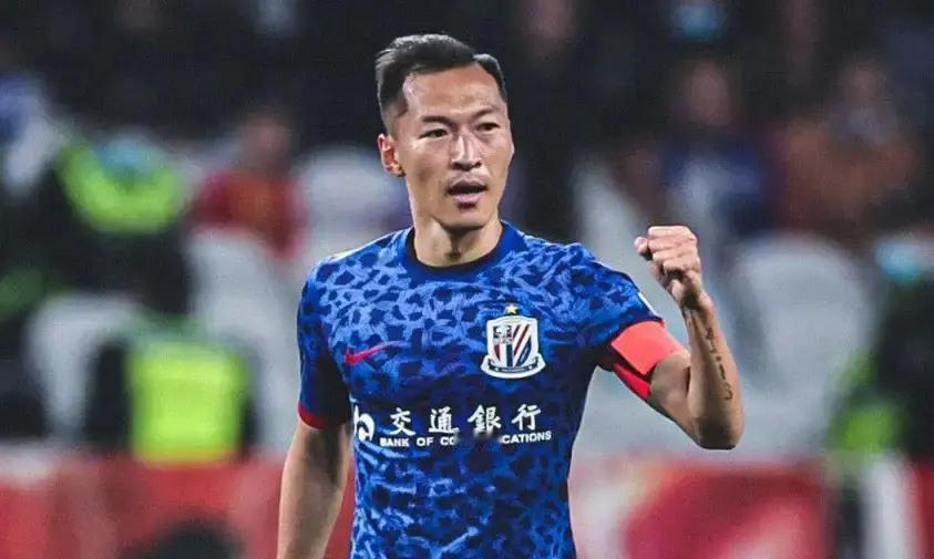 35岁，他踢疯了。申花给吴曦的续约合同里，藏着一行字。不是养老条款，是出场