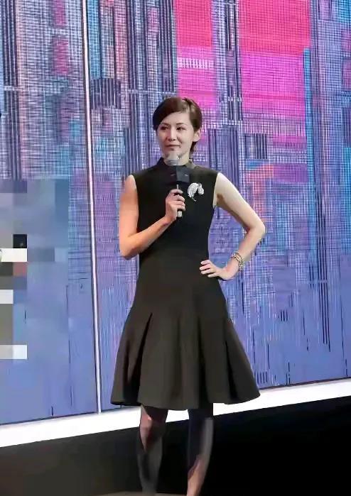 不愧是嫁给上海首富的美女主持人，如今都53岁了，看起来像23岁