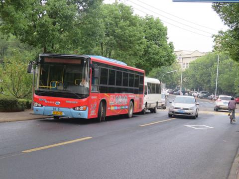 左边是金饭碗右边是关停潮，一个8年前一个8年后，公交司机含泪：工资都