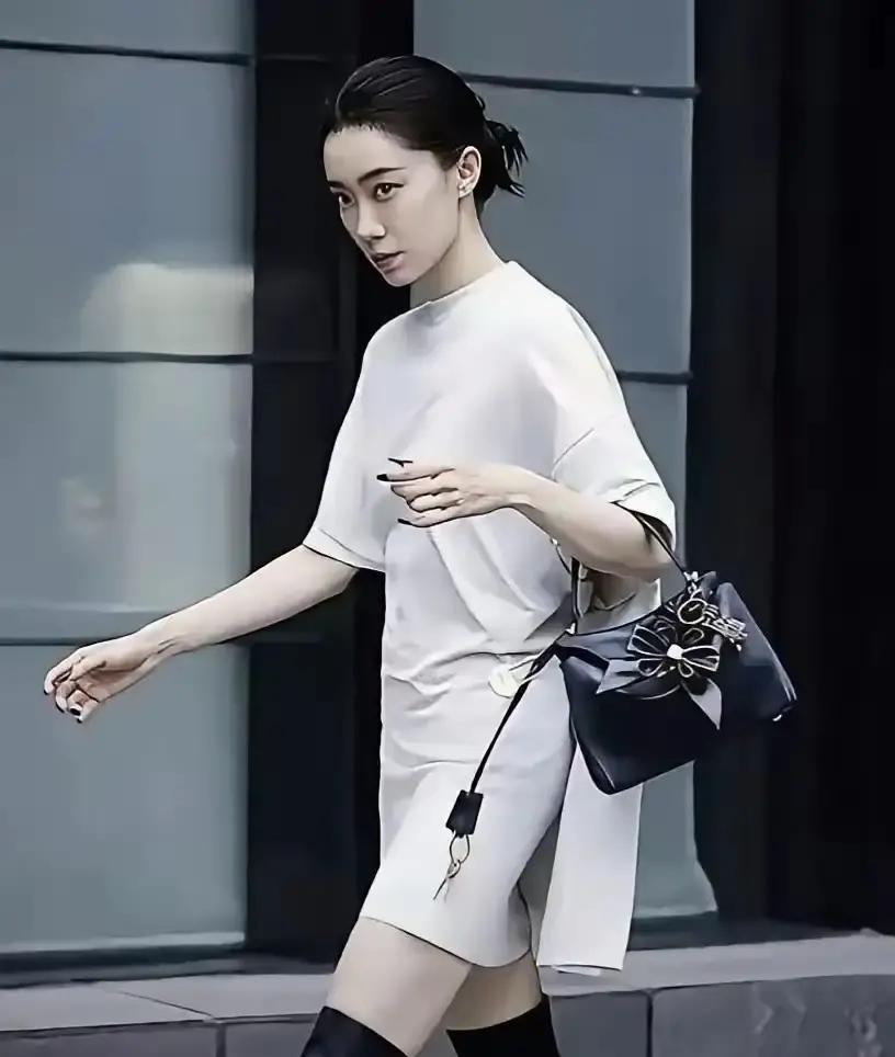 张小斐这人，真有点“狠”劲儿在身上都以为她演《功夫女足》女主角，片酬怎么着也