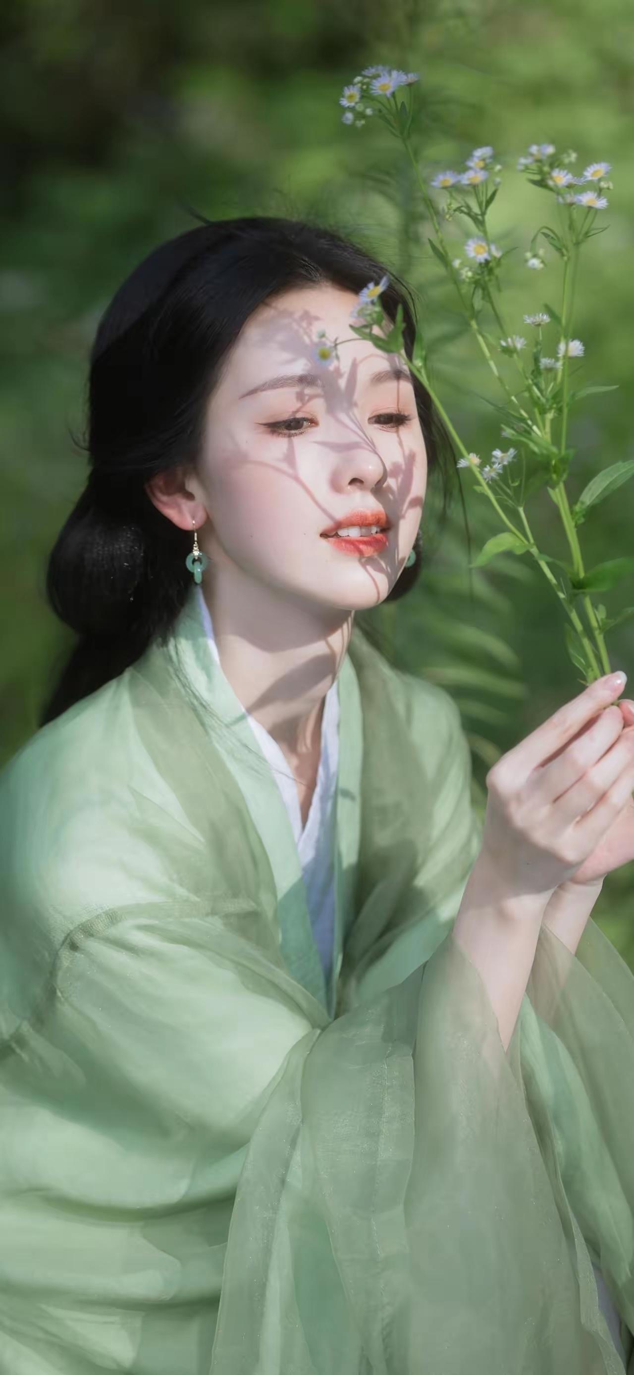 美女壁纸～陈都灵，一袭汉服，满袖春风，把东方的诗意与春日的闲逸，尽数藏进这温柔帧