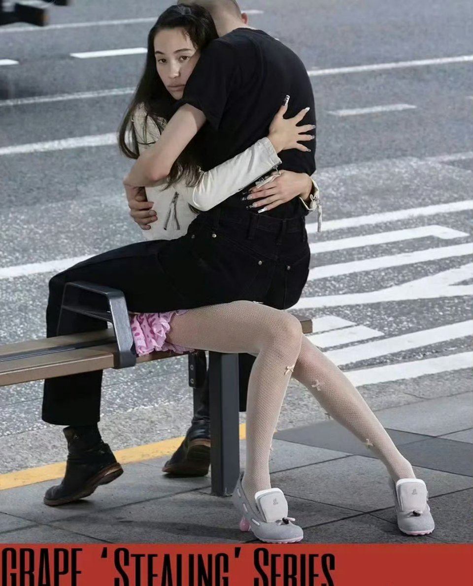 水原希子鞋子广告/:这照片含有非常明显的刻意哈哈，鞋子已经不是焦点了，就很容易