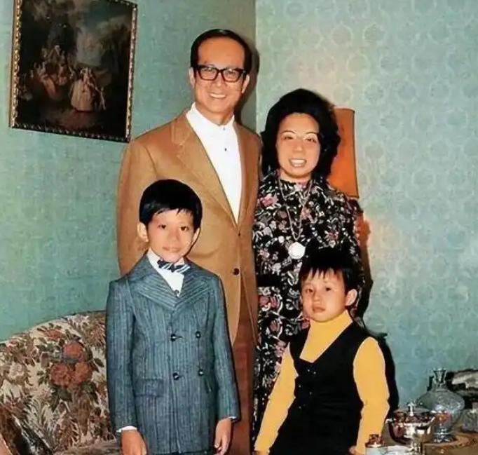 【1998年李嘉诚生活日常，亿万帝国掌门人，日常竟这么朴实无华】坐拥千亿身家，