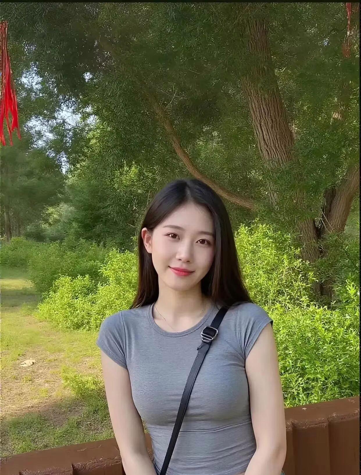 在公园里享受阳光，捕捉自然的美丽瞬间。