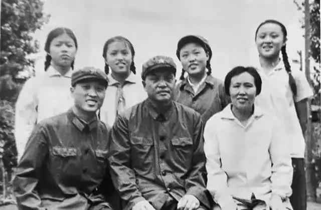 1942年，新四军侦察股长凌少农，私下向日本人购买布料，对方说：“你看起来像军人