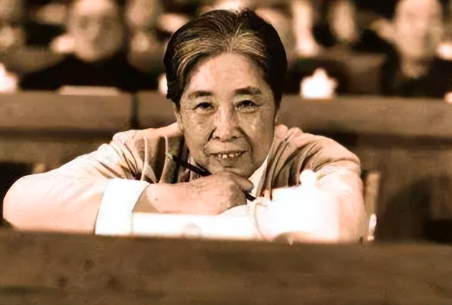 2006年，刘少奇遗孀王光美因病去世，临终前，她突然向女儿刘亭抱拳作揖，虚弱地说
