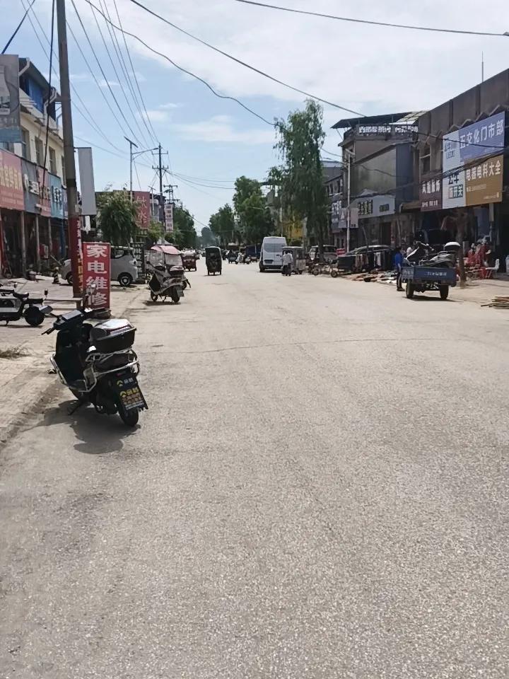 五一节天高气爽，适合旅游，小街上有点冷清啊。