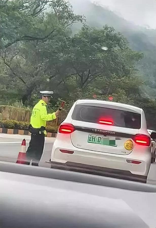 外省人惊了！云南早8点查酒驾为啥大清早查这个？看看云南人的酒局你就懂云南