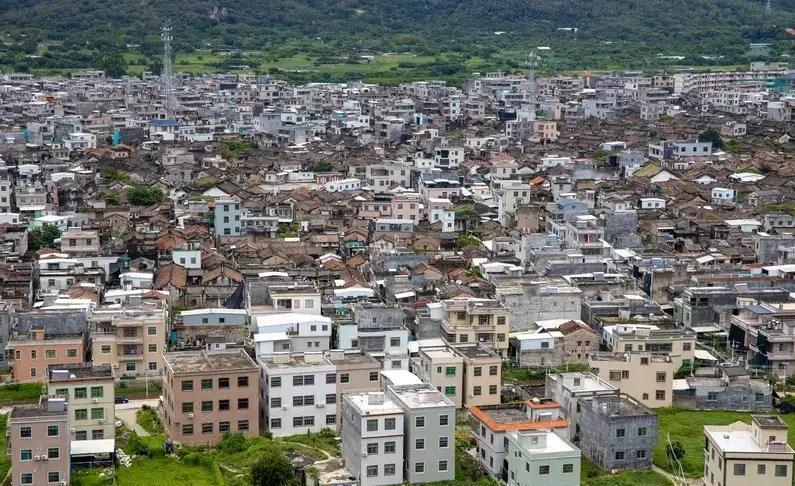 “农村老宅能留给娃不？宅基地不行，但地上的房子完全可以继承。这事儿让不少村民摸不