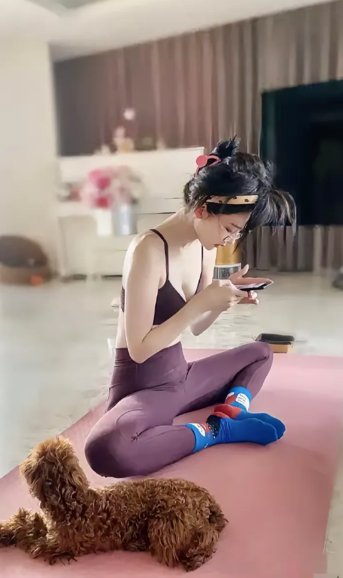 古力娜扎，172cm，脚上的蓝袜子成功抢镜，一看就是很勤俭节约，袜子都补了一块黑