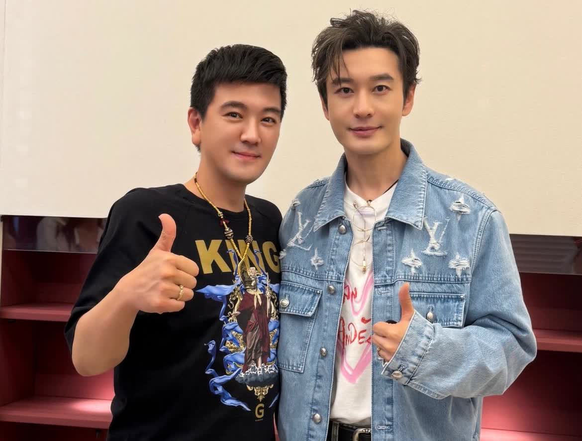 杨子和黄晓明要合作了，俩人的合照这美颜开的太离谱了，50岁的杨子把自己p成了15