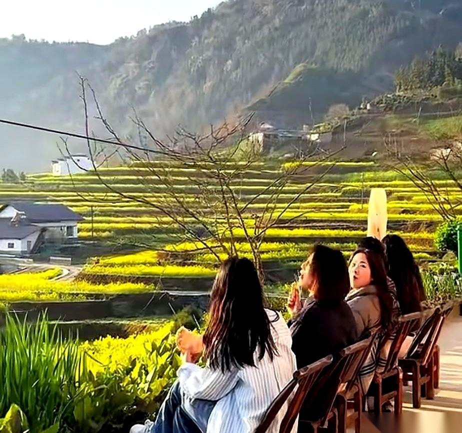 你眼睁睁看着一个啥也不是的人，爬到了你头上。你还得挤出笑，说一句：恭喜啊，实至